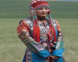 The national folk culture relics are also preserved by the museum. You can see costumes of Mongolian women and religious things used by them.